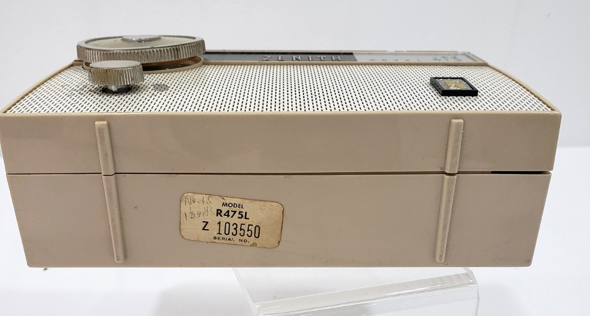 VINTAGE ZENITH ROYAL R475L (475) TRANSISTOR RADIO 1962 WORKS WITH FLAWS