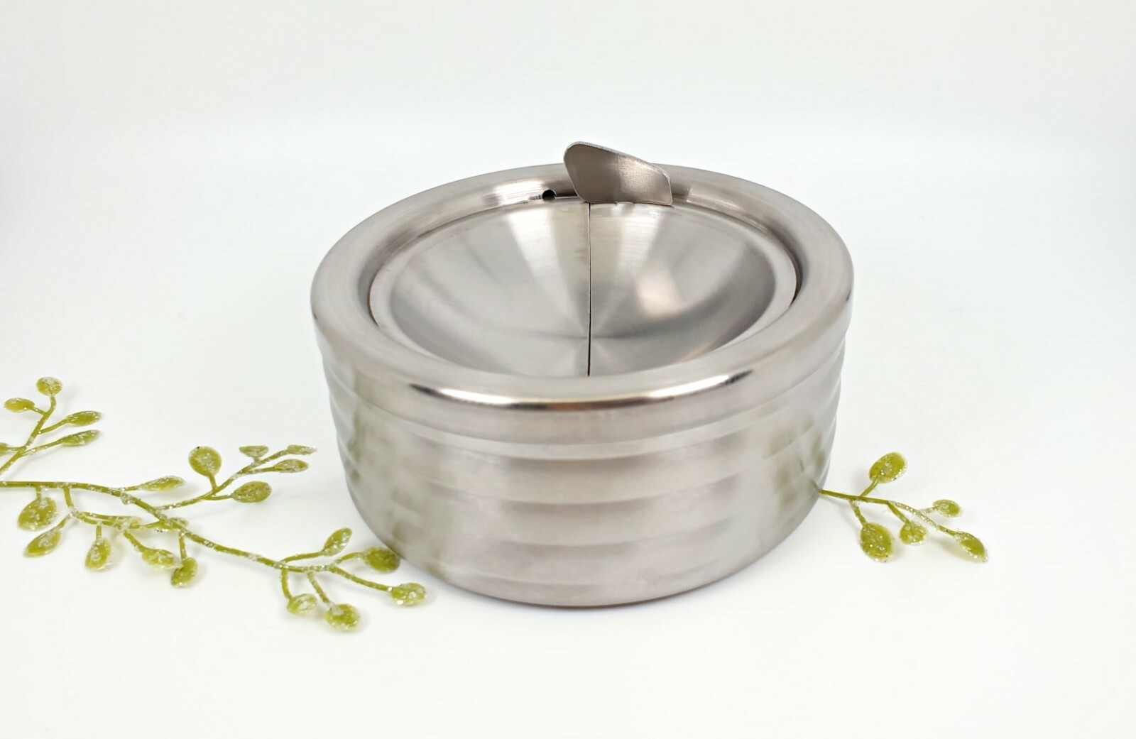 Grooved Silver Smokeless Classic Metal Ashtray with a Lid for Cigarettes