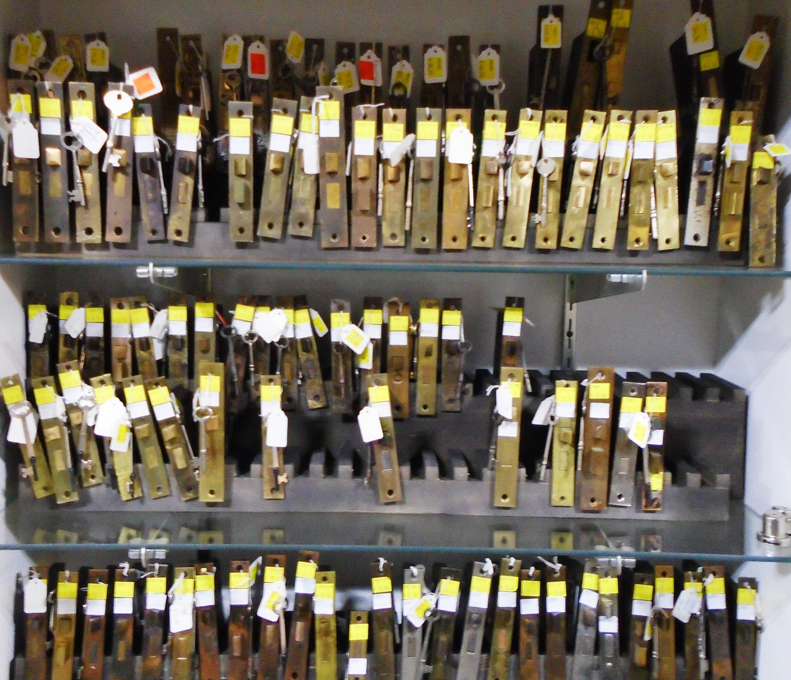 ONE 4 1/4" DOOR KNOB SPINDLE POST CONNECTING SHAFT w/ BRASS SCREWS!! (33164)