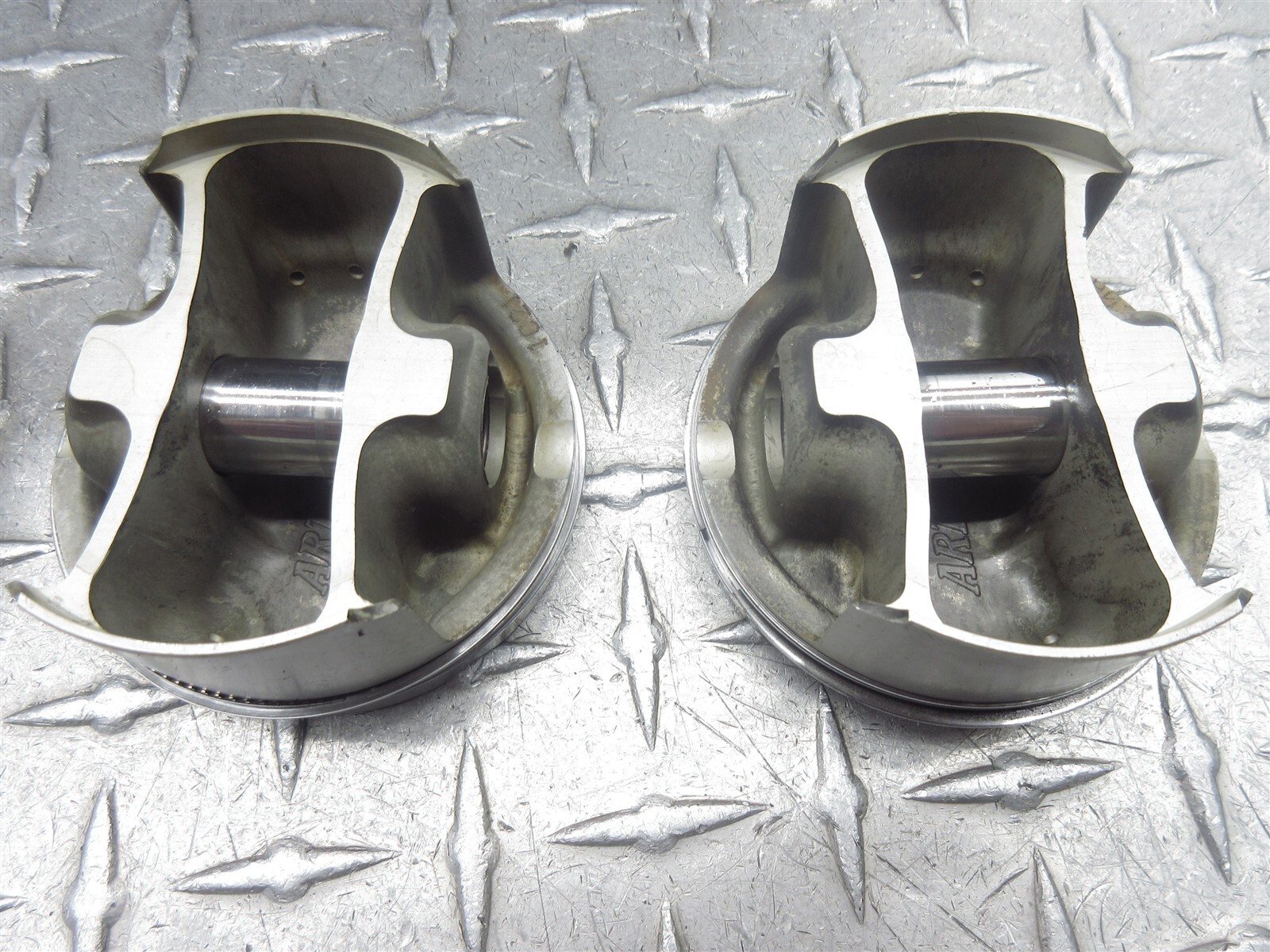 2002 01-02 Suzuki GSXR 1000 GSXR1000 Crankcase Case Engine Motor Block Piston