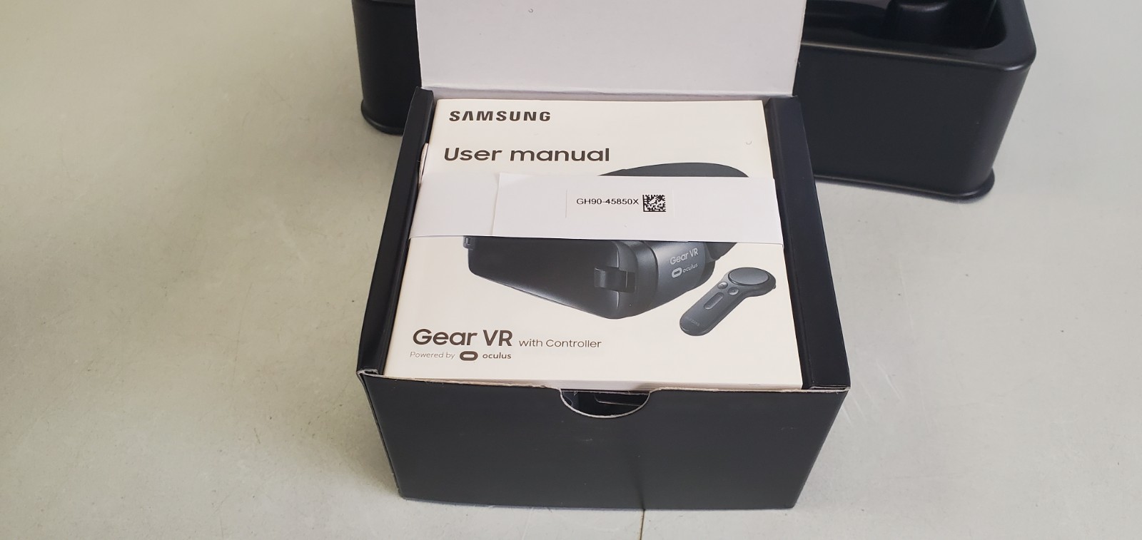 Samsung Gear VR SM-R324 With Controller Powered by Oculus New In Box