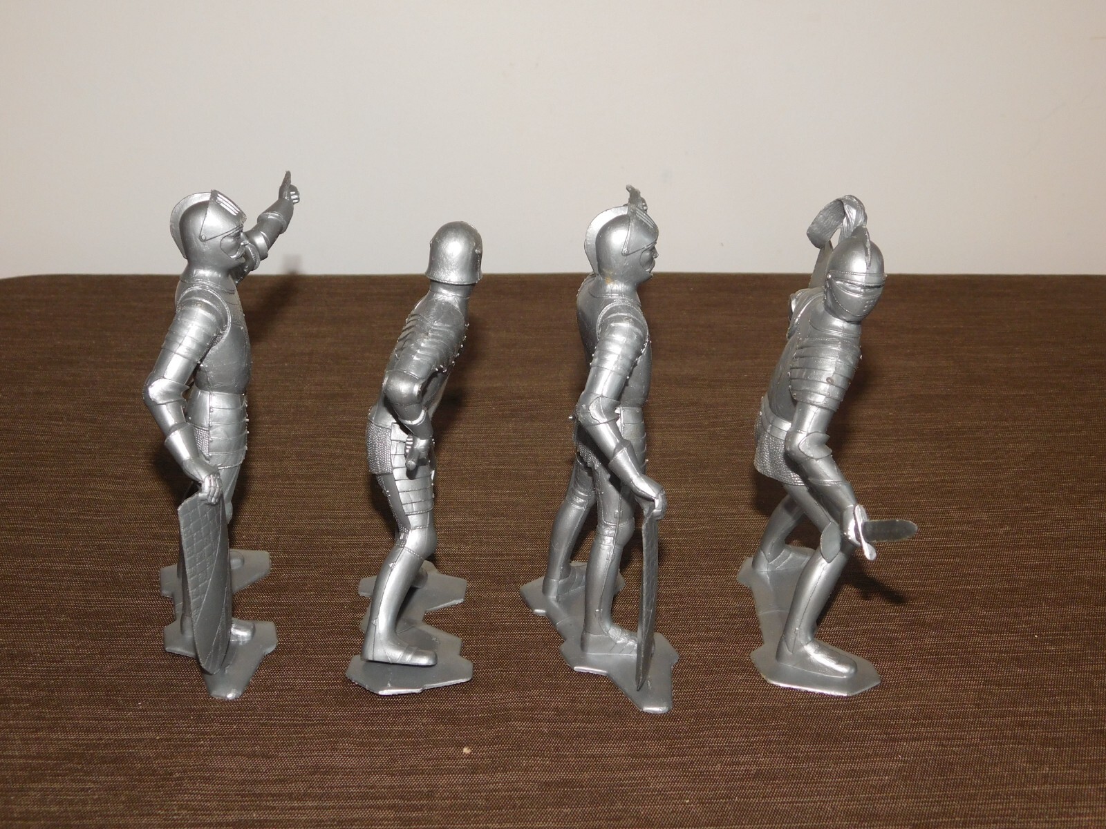 VINTAGE 1964 TOY 4 MARX 6" HIGH PLASTIC BATTLE GEAR SILVER KNIGHTS