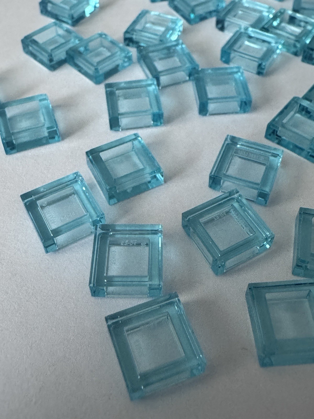 LOT OF 200 BRAND NEW LEGO PIECES BLUE CLEAR TRANSPARENT 1x1 FLAT WATER LAKE