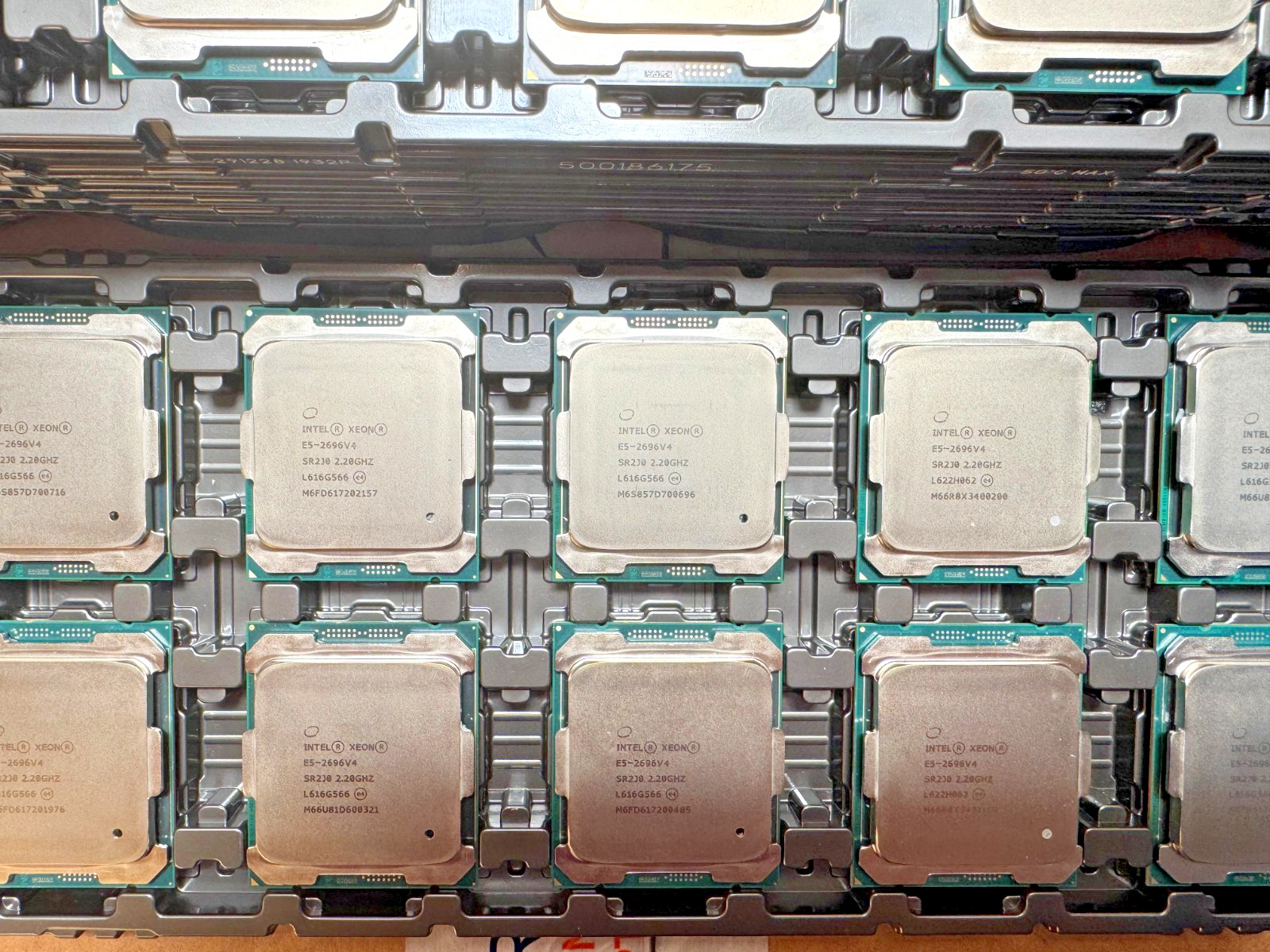 Intel Xeon E5-2696V4 2.20GHz 22 Core SR2J0 (very similar as 2699V4 but cheaper)