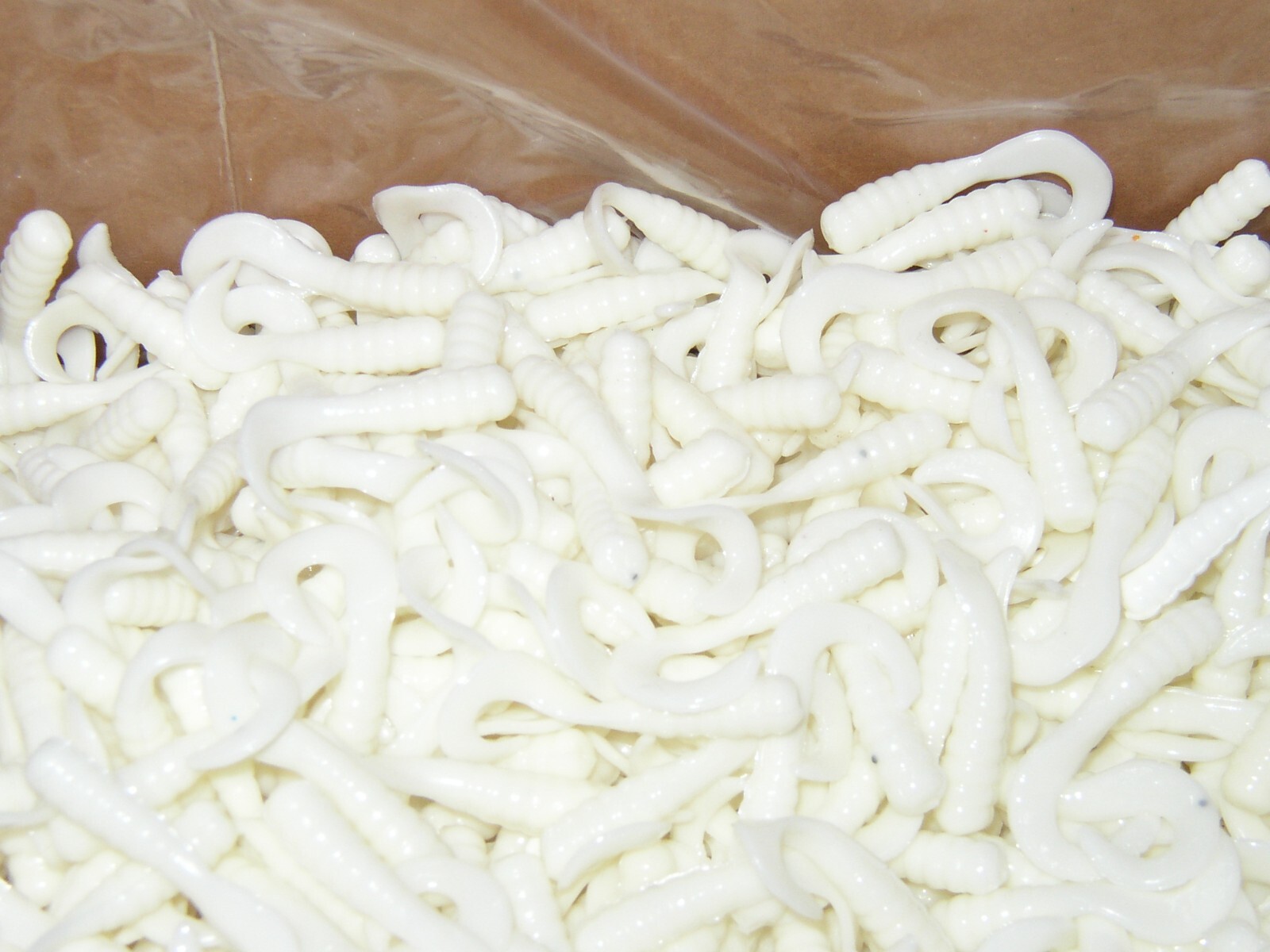 1-1/2 " CRAPPIE & PANFISH CURL TAIL GRUBS 100 BODIES in WHITE