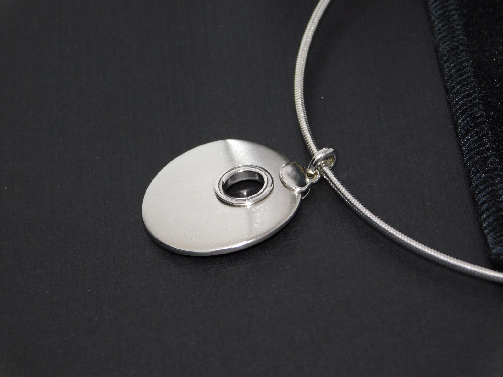 Vintage JOAN RIVERS Silver Tone Wire Choker Pendant Necklace New in Box