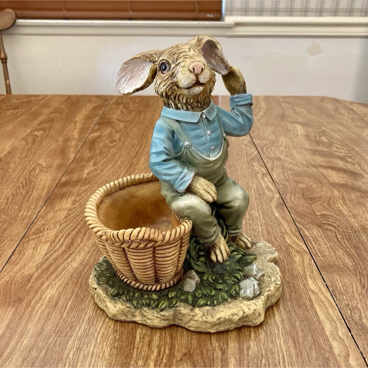 Chrisdon Rabbit Figurine Resin Basket
