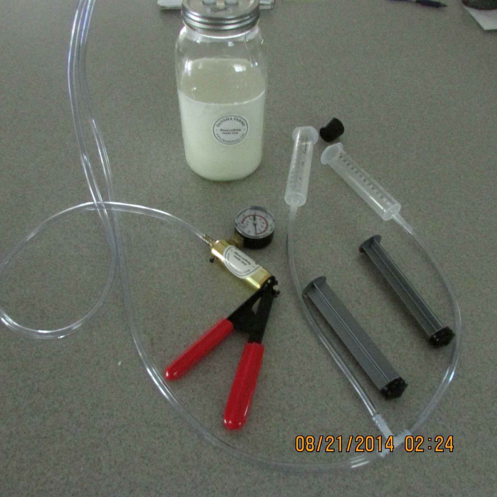 Goat Sheep Cow Hand Vacuum Milk Machine 1 Quart Bottle 2 teat Dansha Farms tm