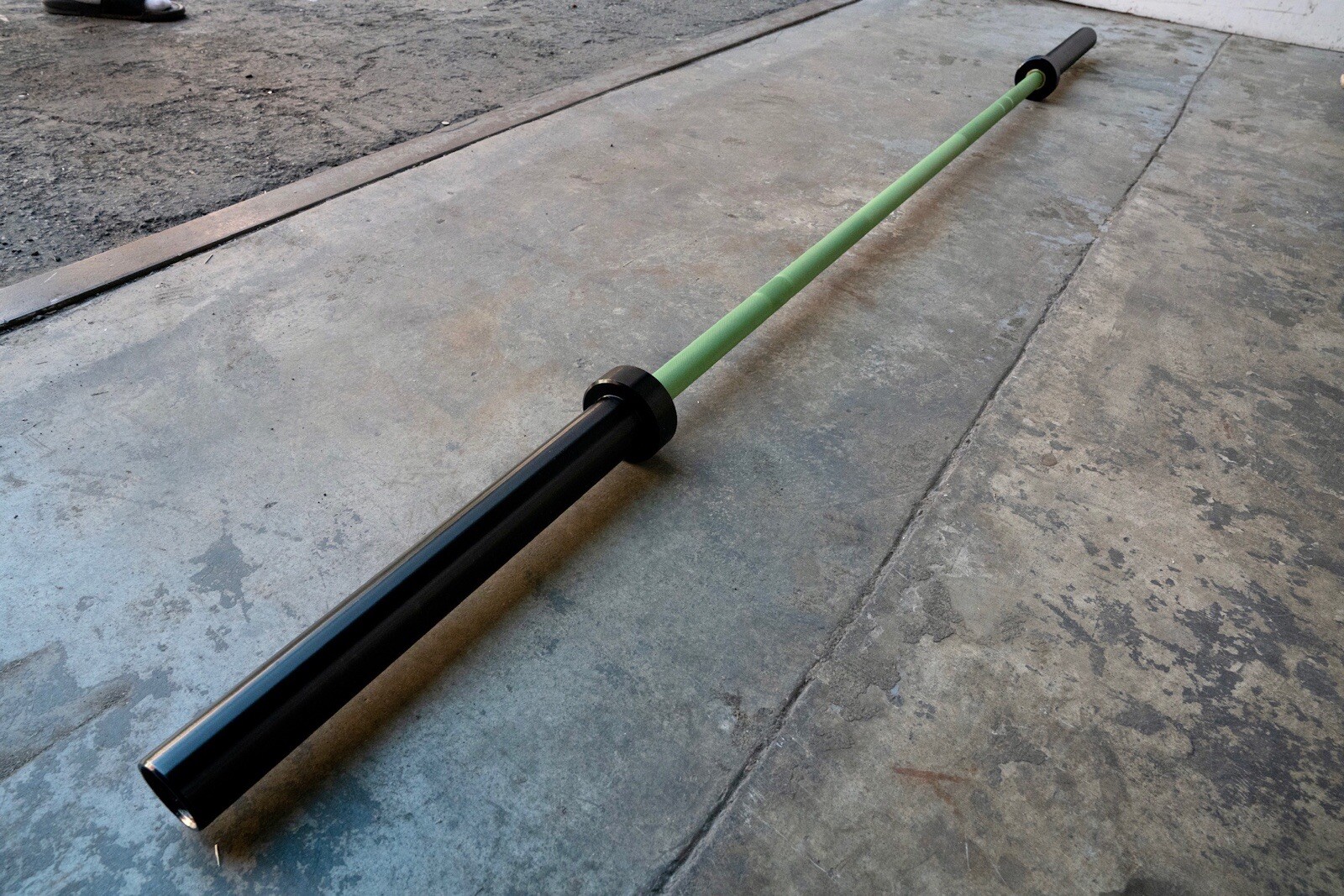 Red Cerakote Or Green 20kg 7ft Long 1500lb Olympic Barbell w/ Black Sleeves