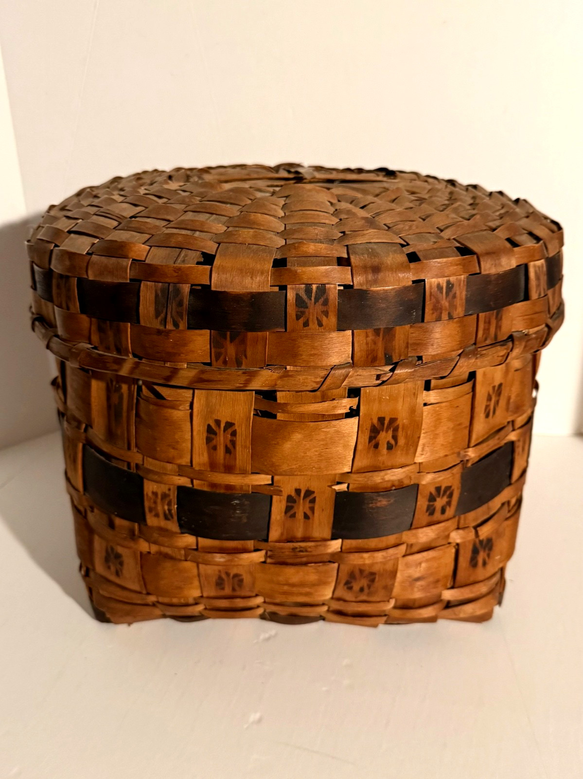 LARGE 19TH C 15” NORTHEASTERN, POSSIBLY CT MOHEGAN, POTATO STAMP COVERED BASKET