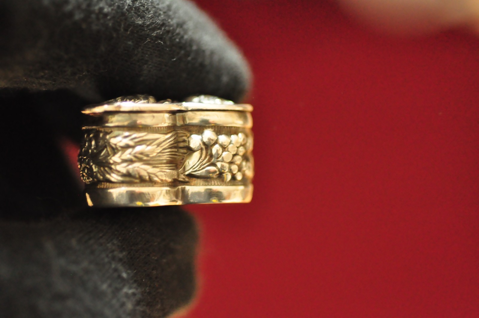 Vintage Sterling Silver Clover‑Shaped Pill Box – Three Rose Repoussé Panels 12g