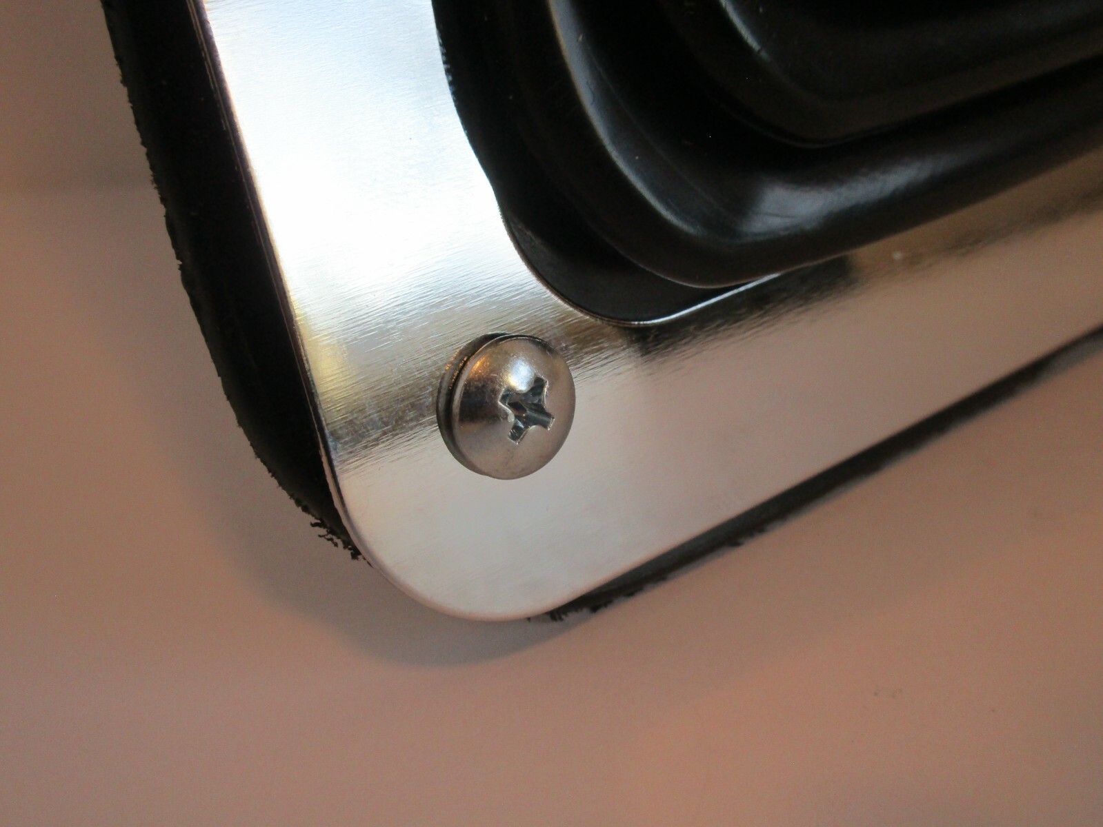 HURST B&M STYLE RUBBER SHIFTER BOOT W/CHROME PLATE 5 1/4"X6 3/8" UNIVERSAL #9630