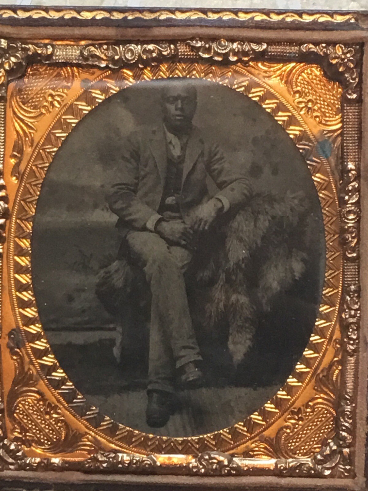 1800 HANDSOME WELL DRESSED AFRICAN AMERICAN MAN SUIT FUR RUG Tin Type Photo