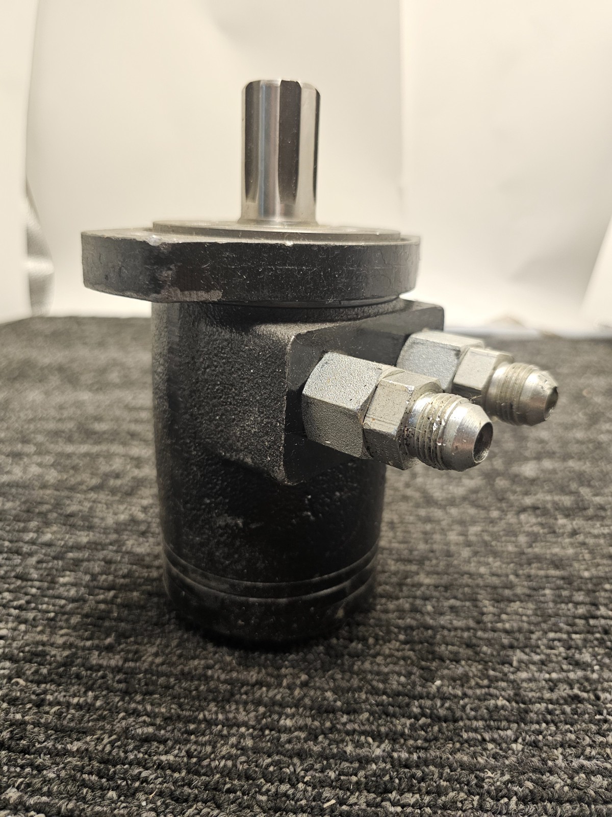 Hydraulic Motor Replacement Heavy Duty 5-1/2" x 5" Size Black, Silver