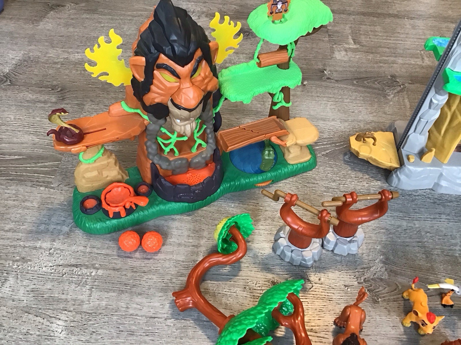 Disney Lion King Lion Guard Training Lair / Defend The Land / Rise Of Scar LOT