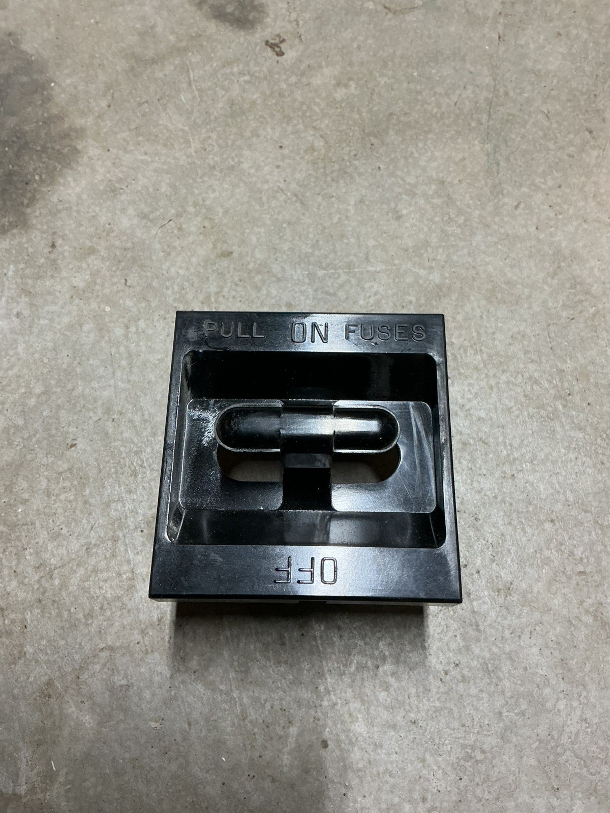 Square D  60 Amp Pull Out Fuse Holder Used M-224075