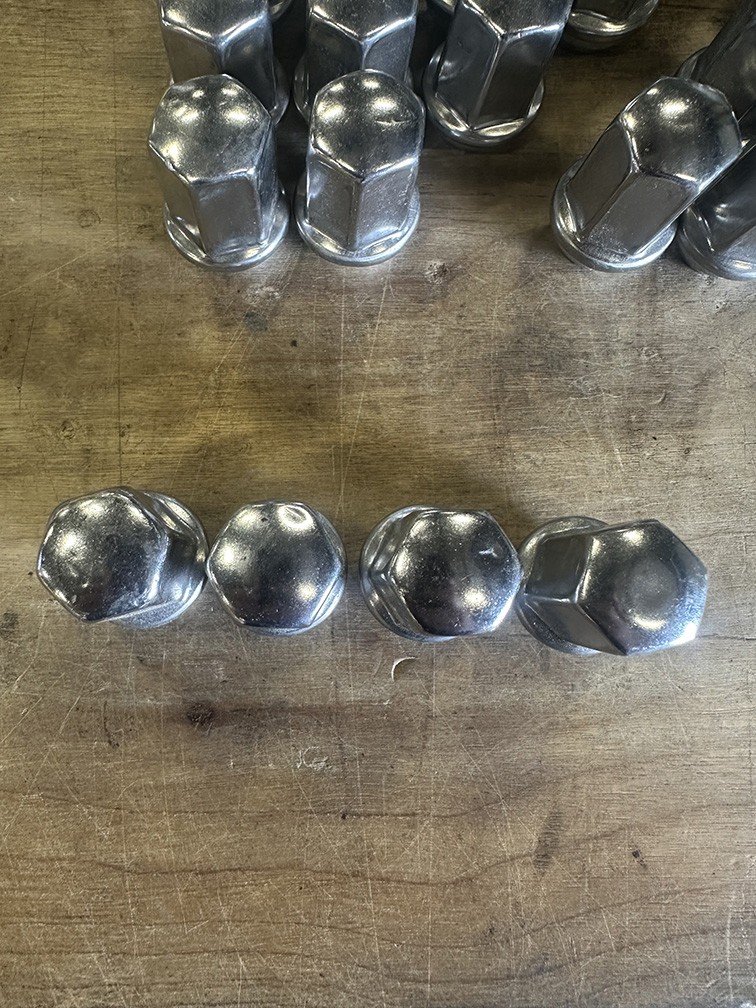 GM Chevy Silverado Factory Polished 14x1.5 Lug Nuts Set Of 24 BLEMISHED Takeoff