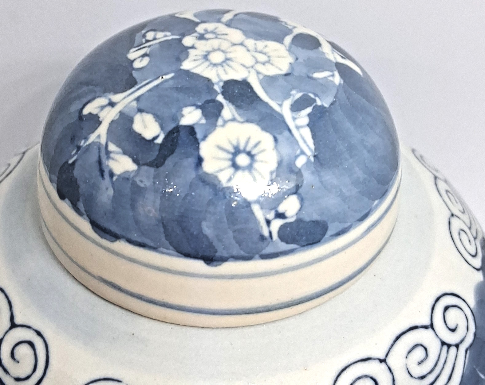 Beautiful Asian Blue & White Glaze Ceramic Lidded Ginger Jar / Urn 4.5" Tall