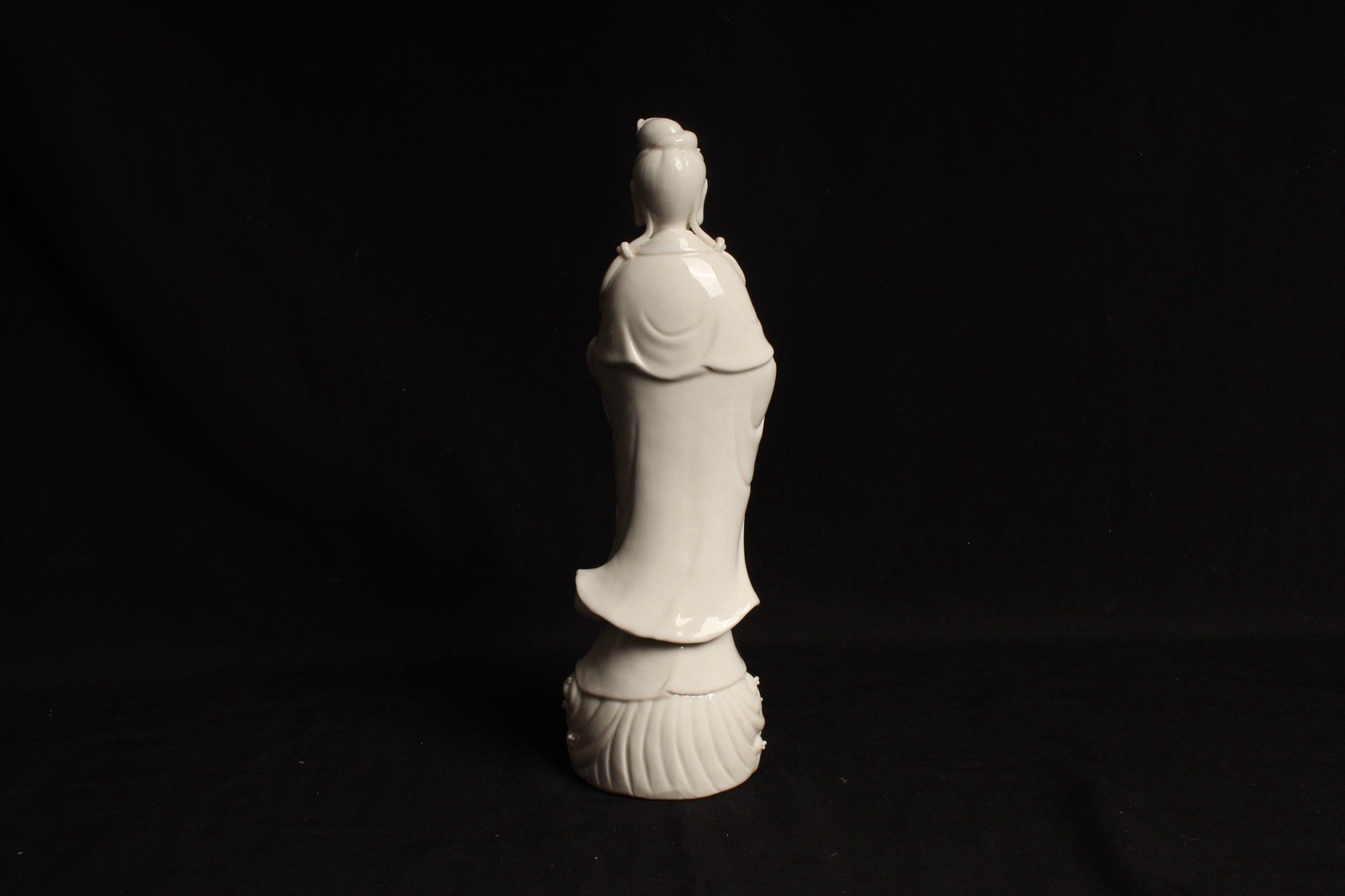 Blanc de Chine Guan Yin porcelain statue, figurine, White lotus flowers VTG 9.5”