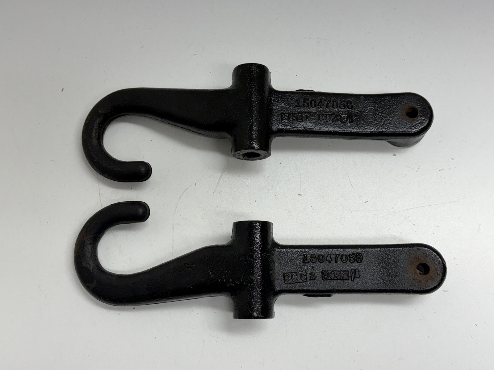 01 - 06 Chevy Silverado GMC Sierra HD 2500 3500 Front Tow Hooks & Hardware A45