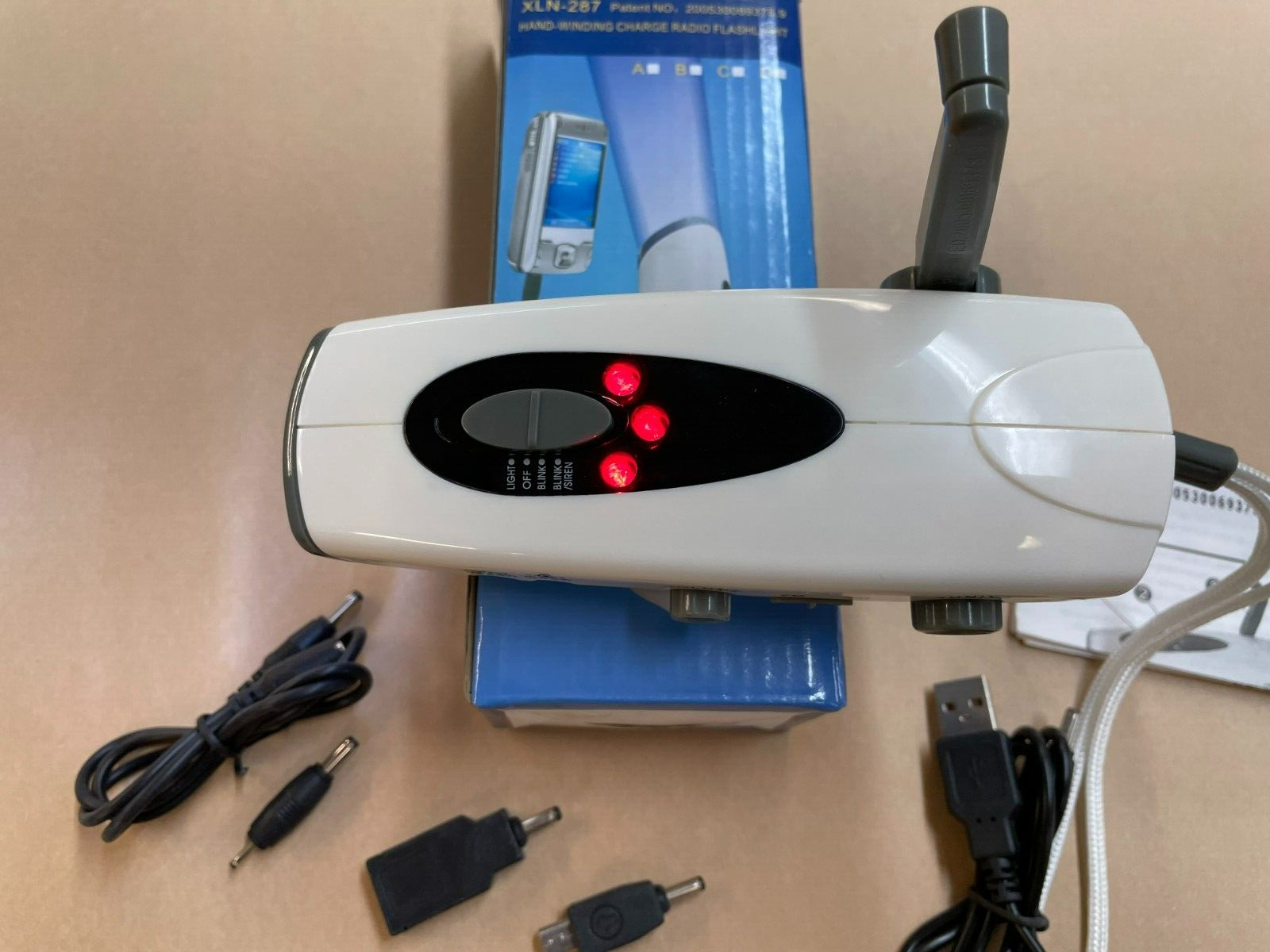 hand crank radio, flashlight, siren, strobe, roadside hazard, emergency survival