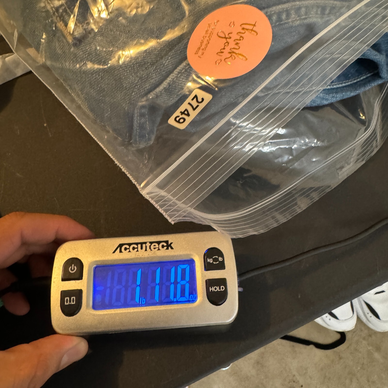 H&M Jeans Mens Size 33x33 Medium Wash Relaxed Fit 100% Cotton Button Fly NWT