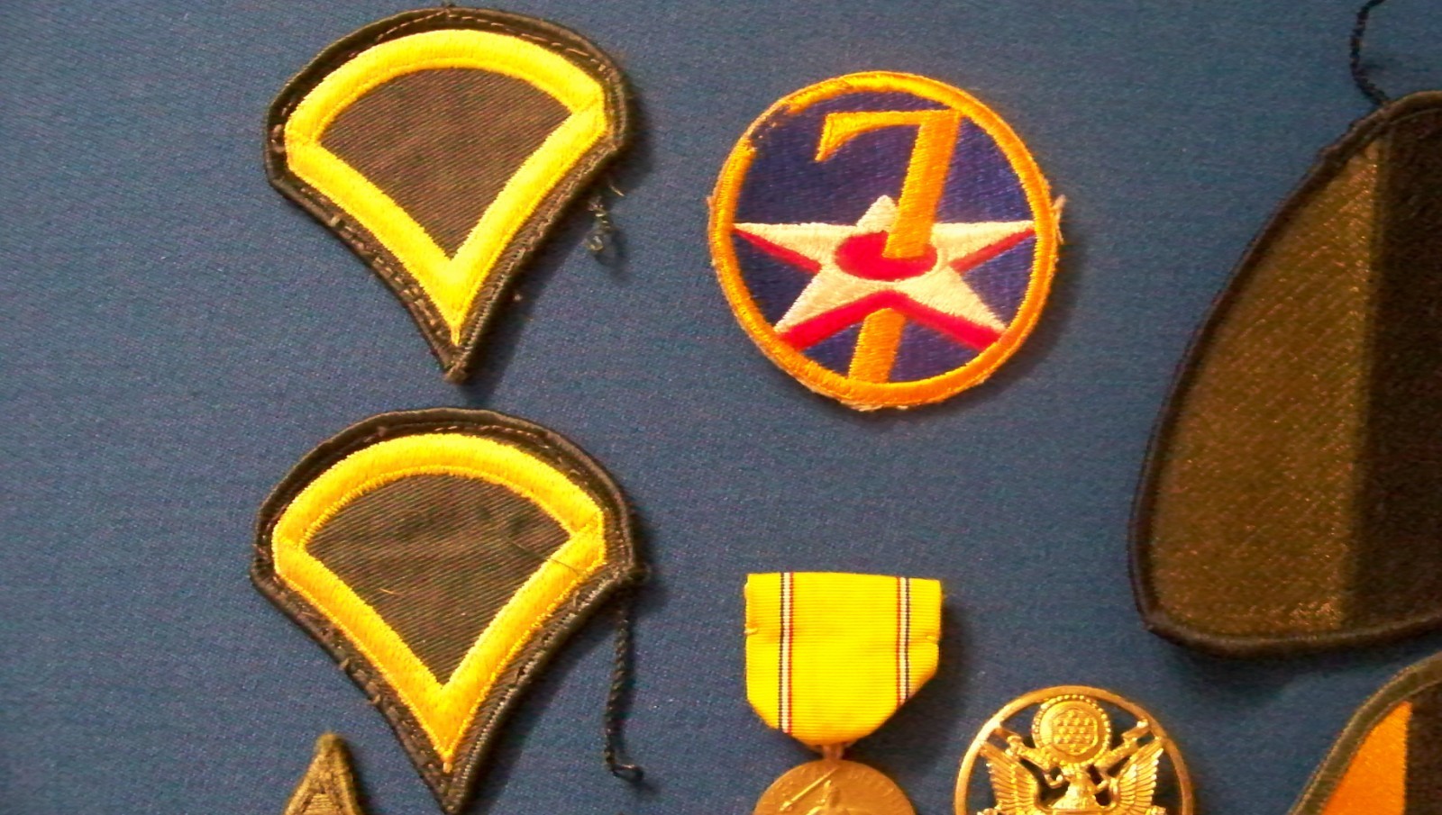 10 pieces vintage WW-2 pins, patches and medals. AUTHENTIC!