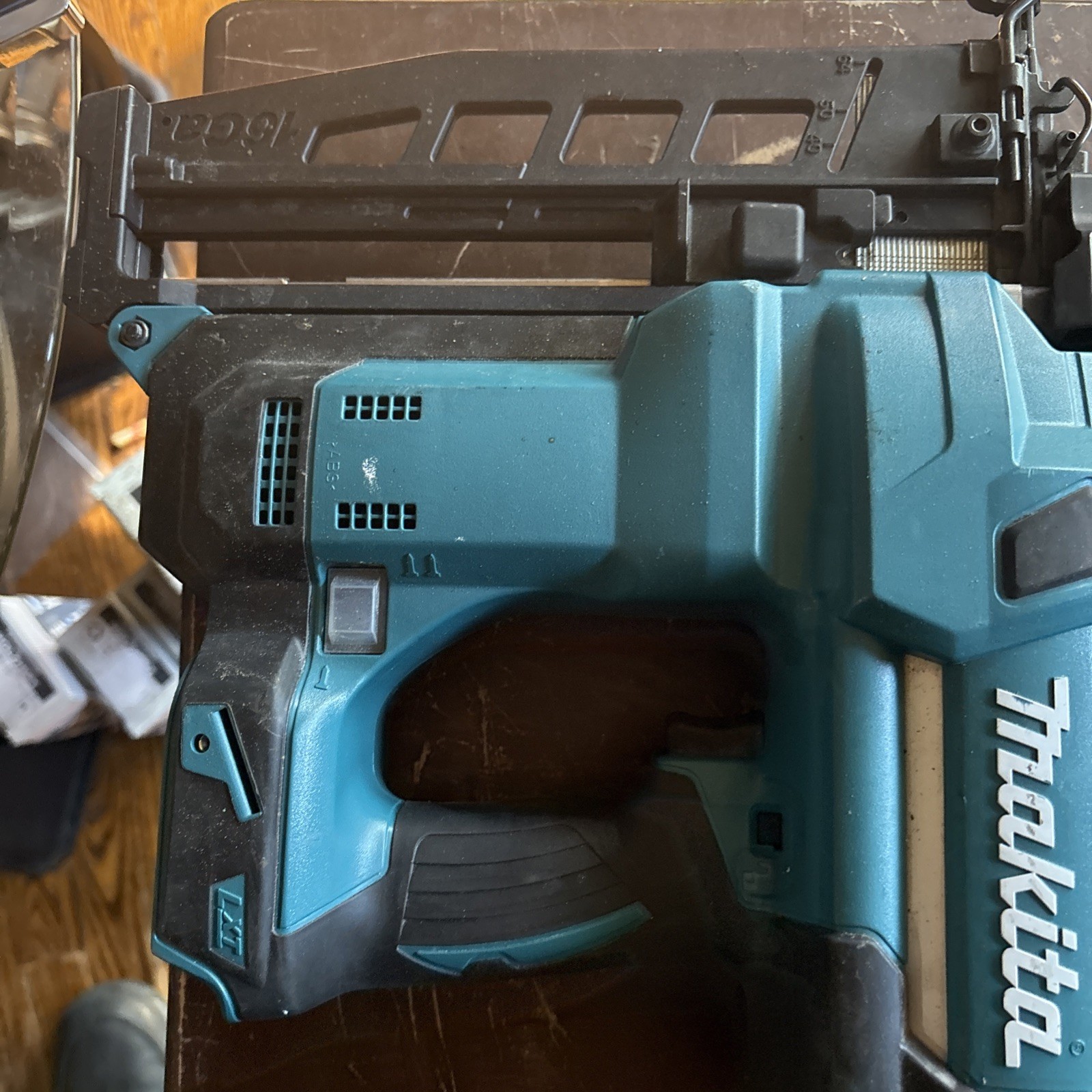 Makita XNB02Z 18V LXT 16-Gauge Cordless 2-1/2 in. Straight Finish Nailer