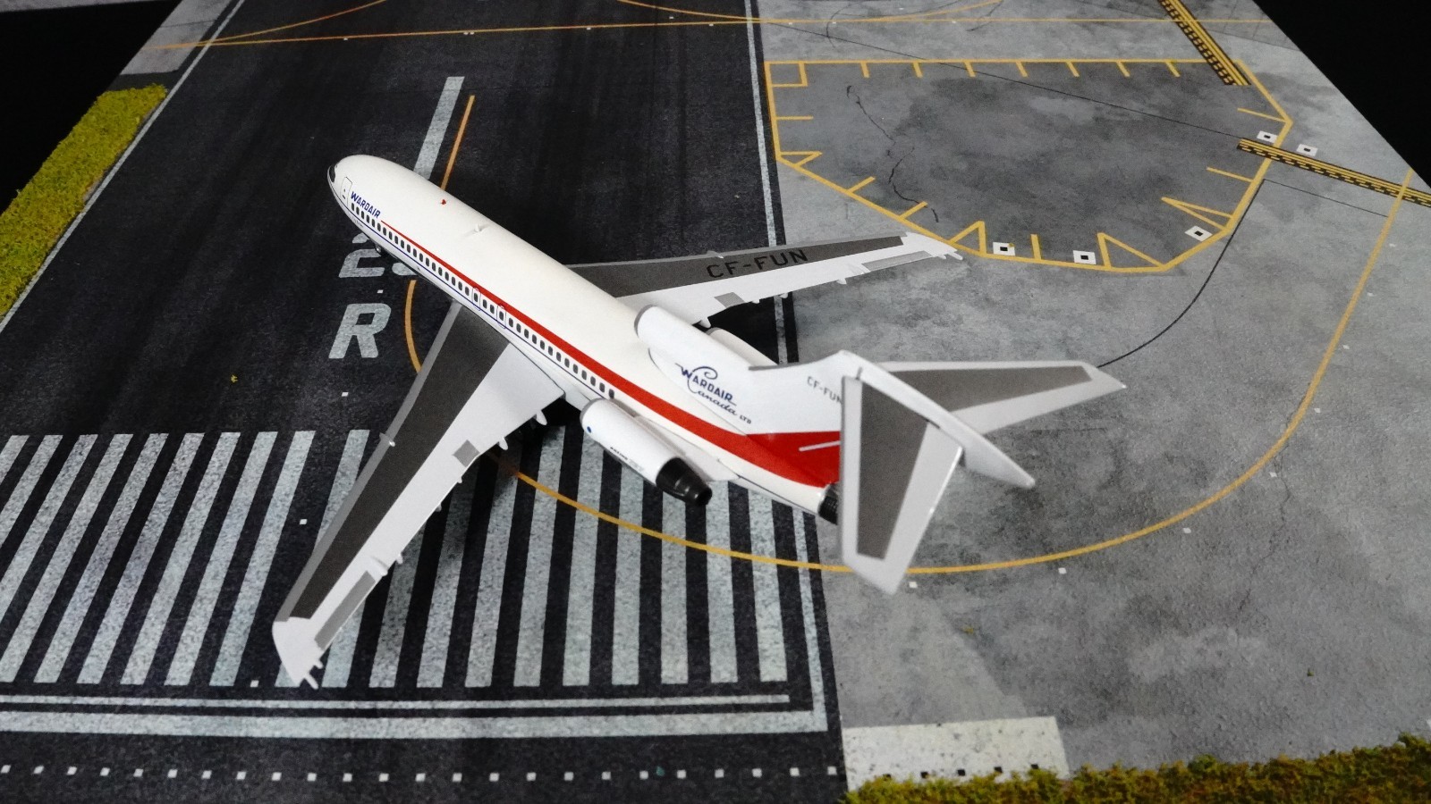 Deluxe 1/200 Scale Runway Base with Taxiway