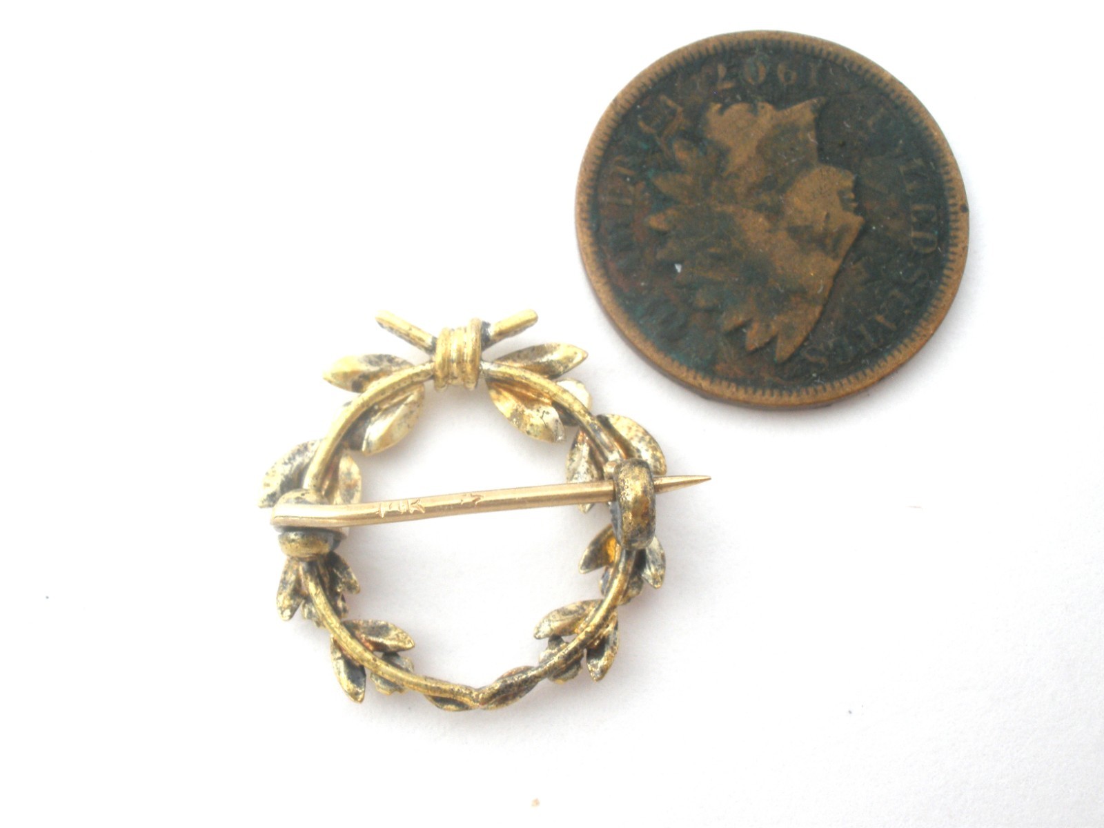 Victorian 14K Gold Wreath Brooch With Bohemian Garnets Round Pin Antique Jewelry