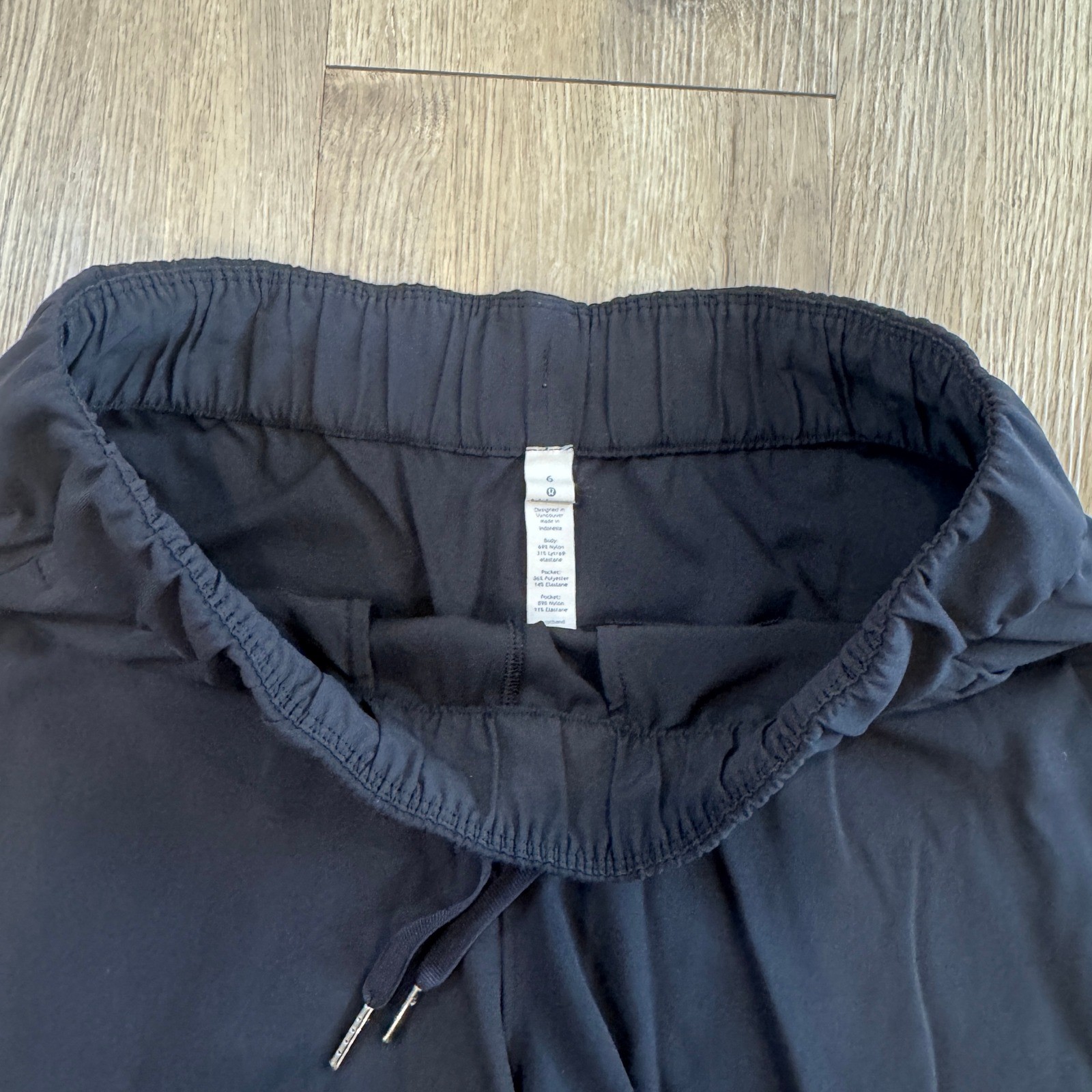 Lululemon On the Fly Short 2.5 Black Luxtreme Size 6 Athletic Shorts EUC LW7AIS