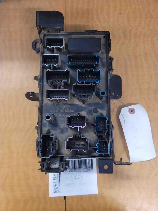 2003-2004 Ford F250 SD F350 SD Engine Fuse Box OEM