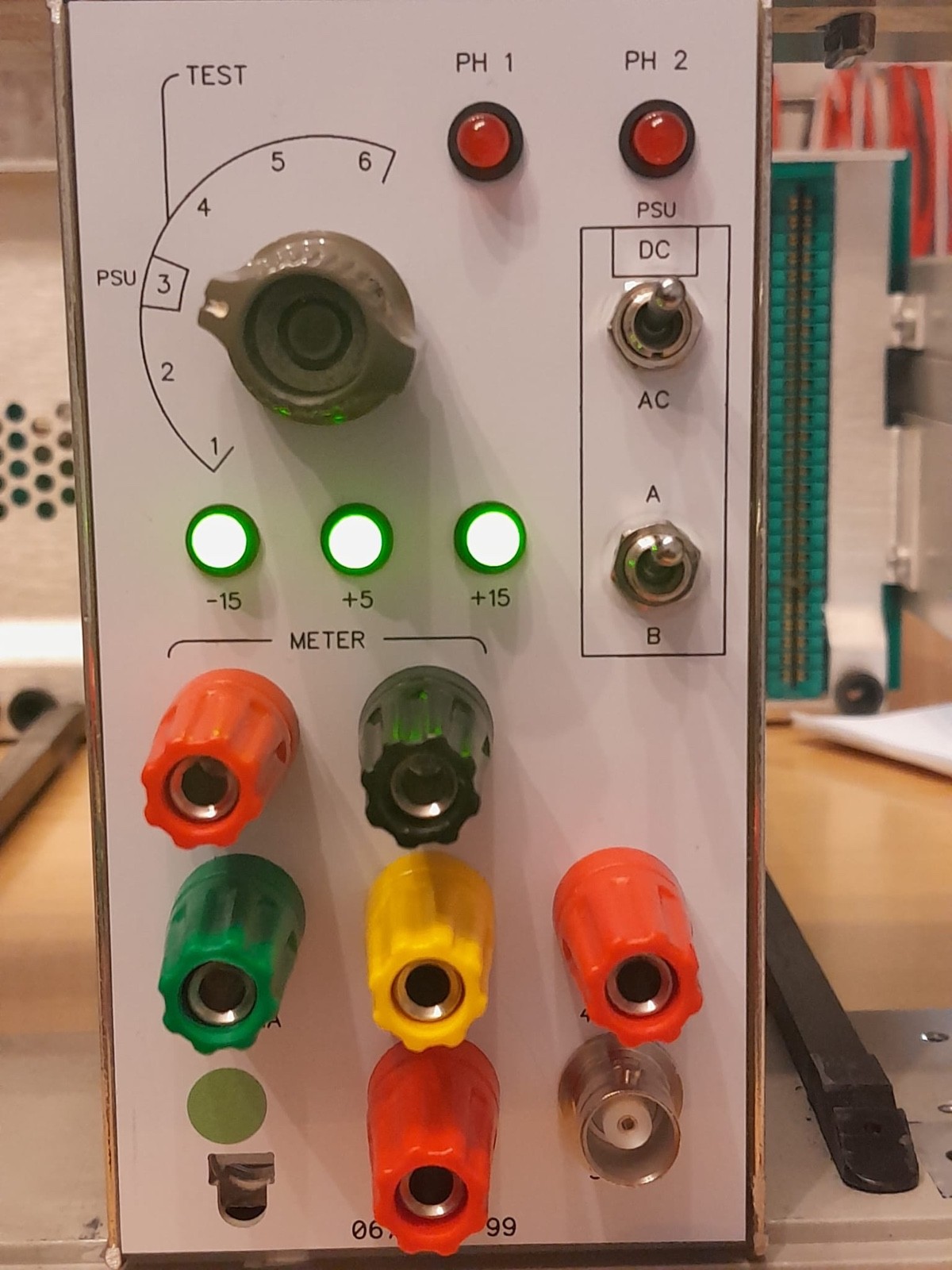 Tektronix TM500 mainframe-tester (067-1201-99) designed by NFM: new plug-in