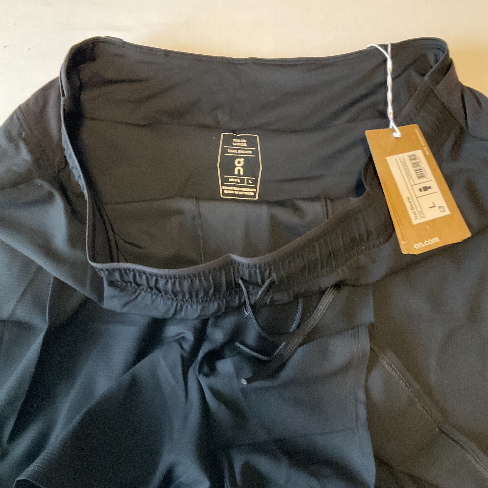 On Cloud Trail Shorts Mens Size L Black Light Weight Drawstring Stretch Waist