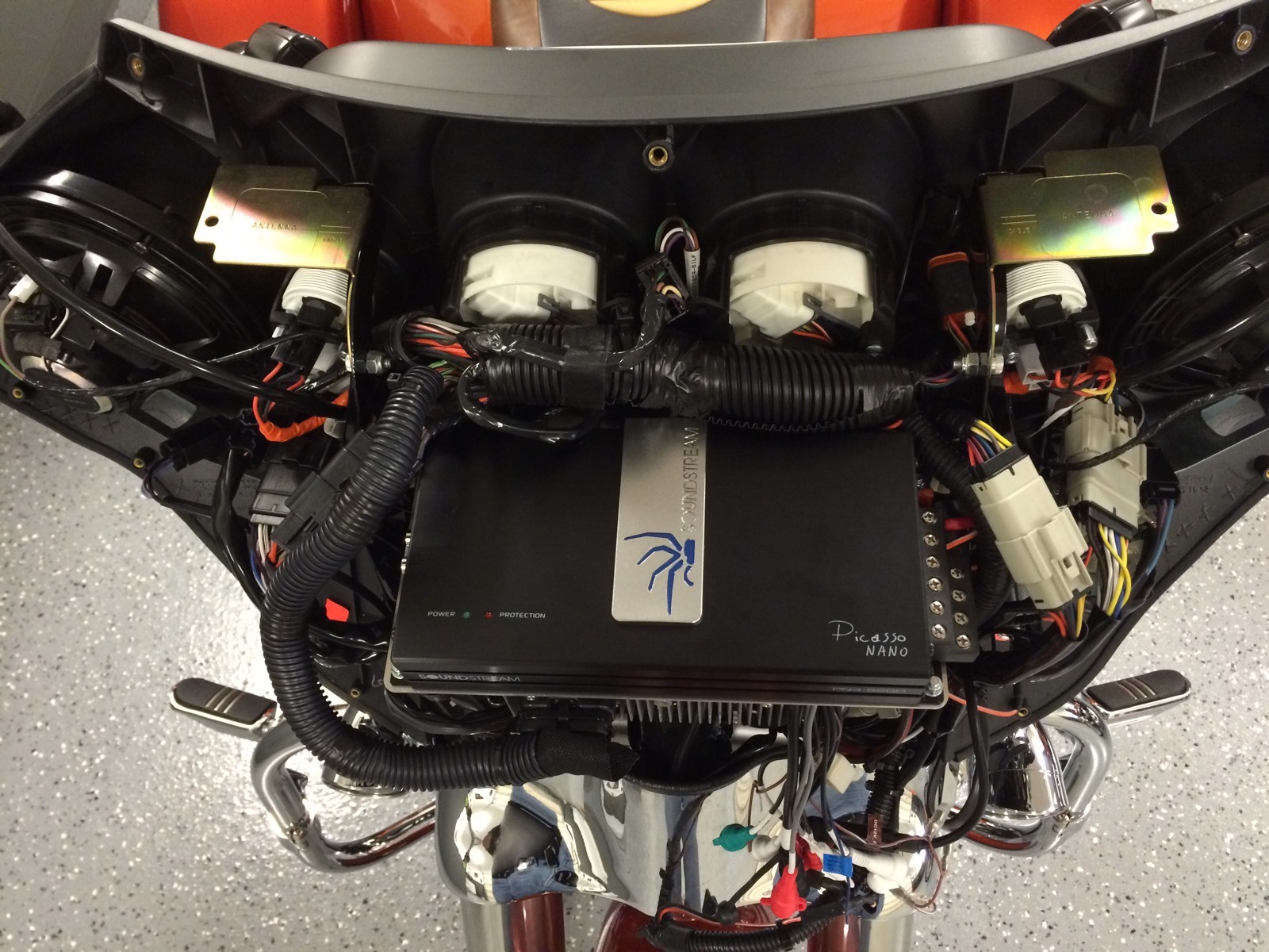 2008 - 2013 Batwing large amplifier mounting kit Harley Street Glide Diamond