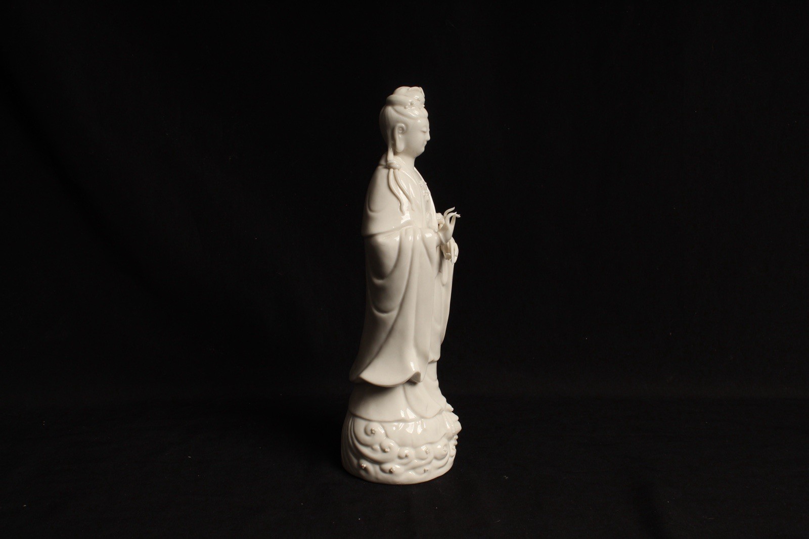 Blanc de Chine Guan Yin porcelain statue, figurine, White lotus flowers VTG 9.5”