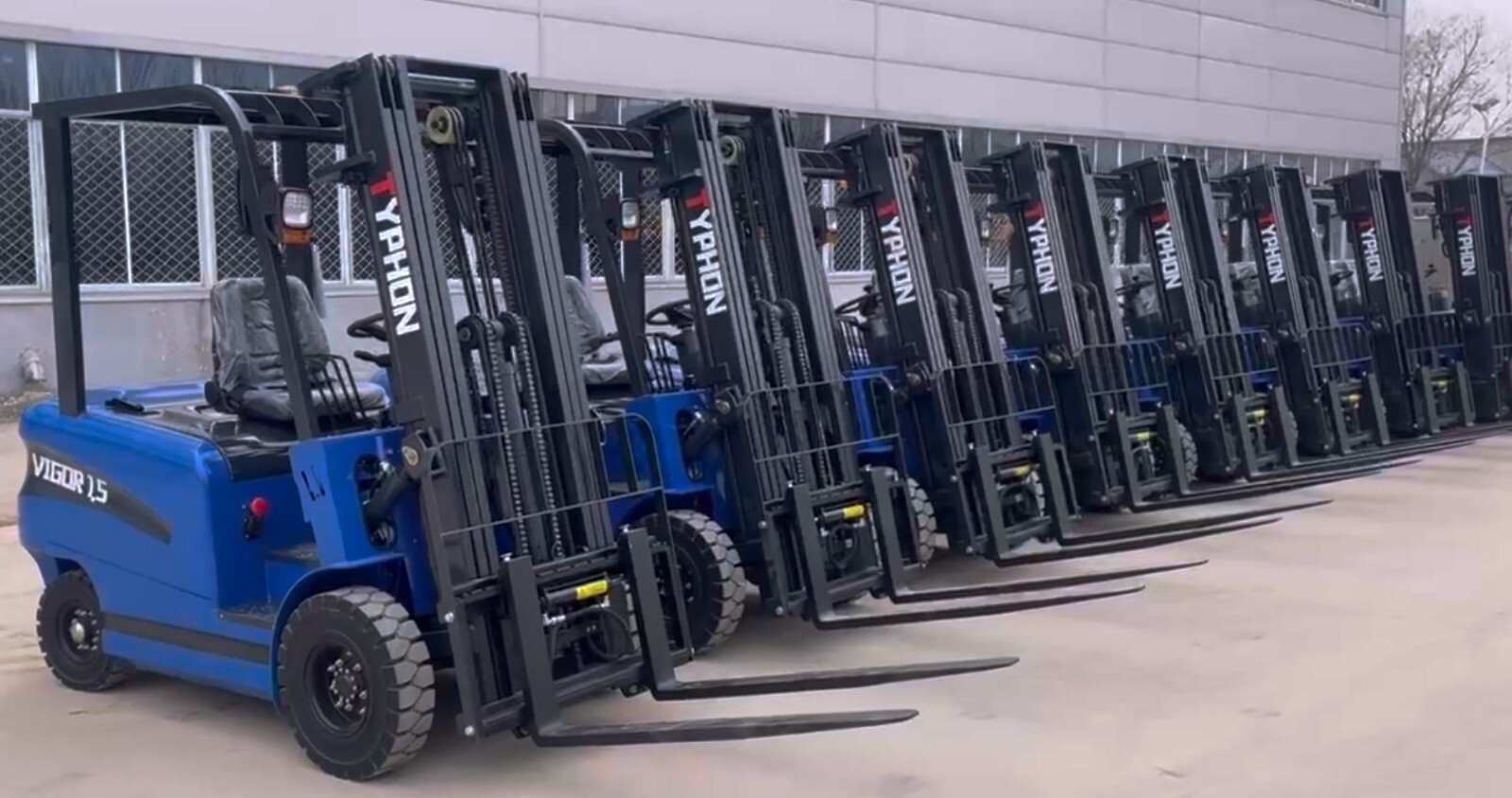 New 2.5 Ton Capacity TYPHON Electric Forklift w 70Ah Charger Lead-acid battery