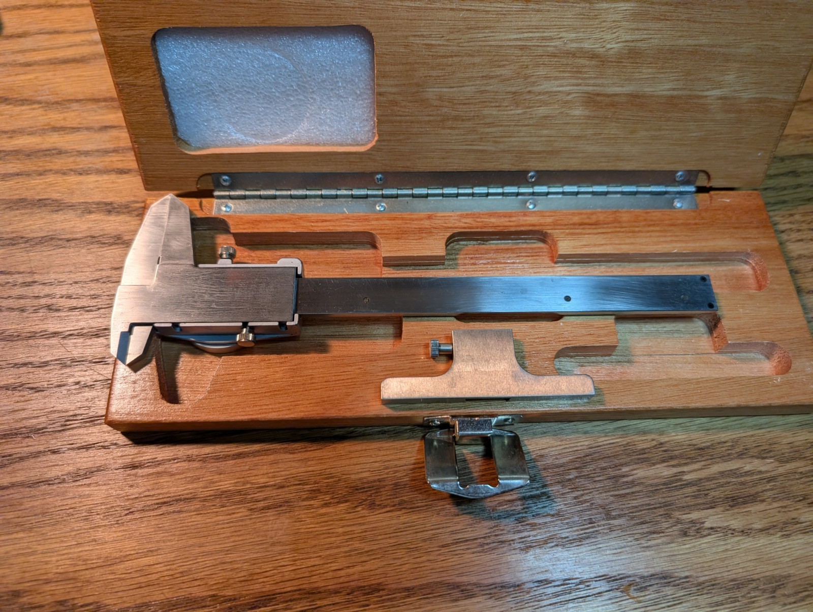 Brown And Sharpe 599-579-3 Dial Calipers 0 To 6" W/ Depth Attachment Wooden Box