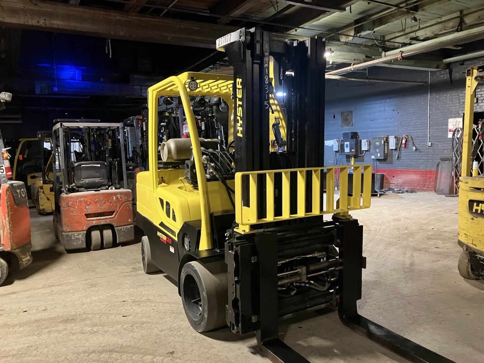 2017 Hyster 12000 LB Forklift with SS/FP and 3 Stage Mast only 6400 Hours