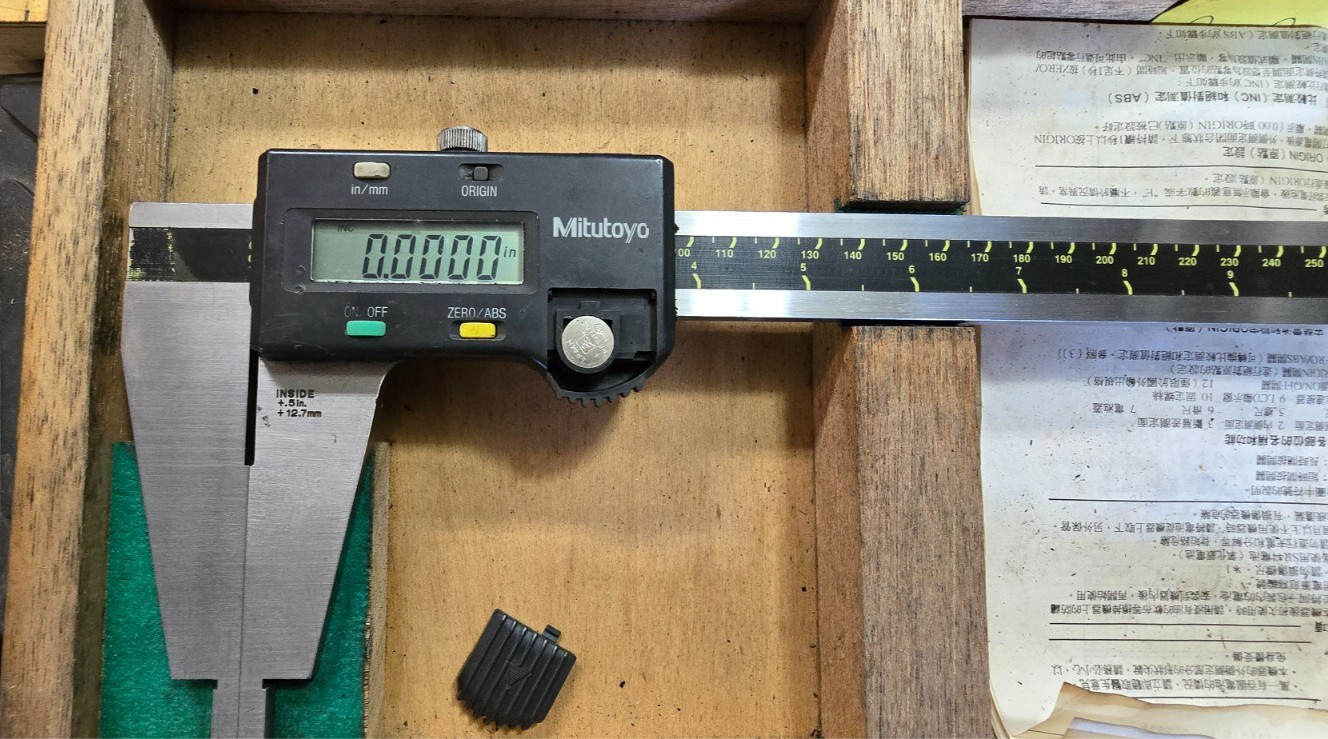 Mitutoyo ABSOLUTE Digimatic Nib Jaw Caliper 0-18" / 0-450mm 550-223-10