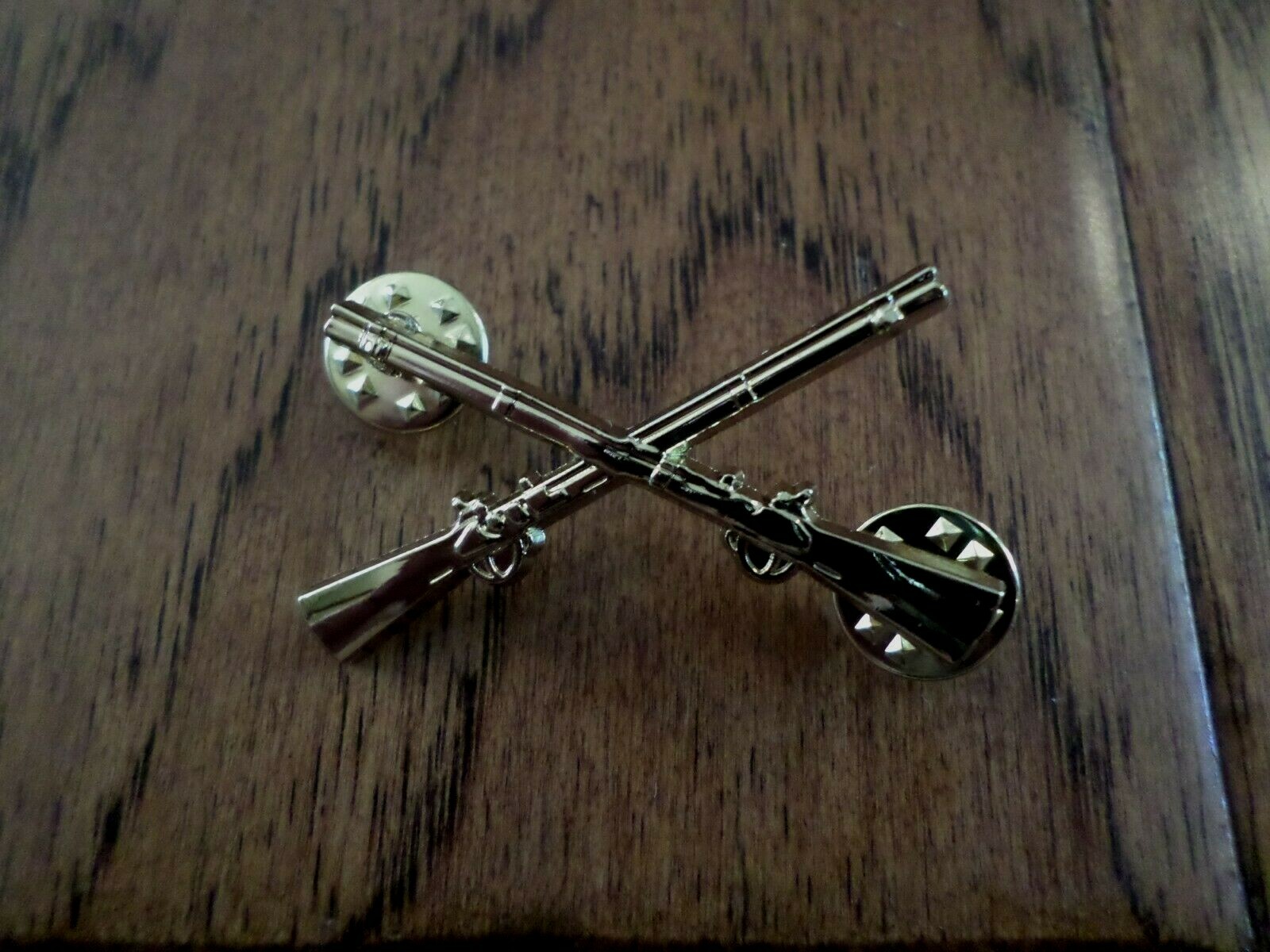 U.S MILITARY INFANTRY PIN CROSSED RIFLES METAL HAT LAPEL BADGES 1 3/4 ARMY