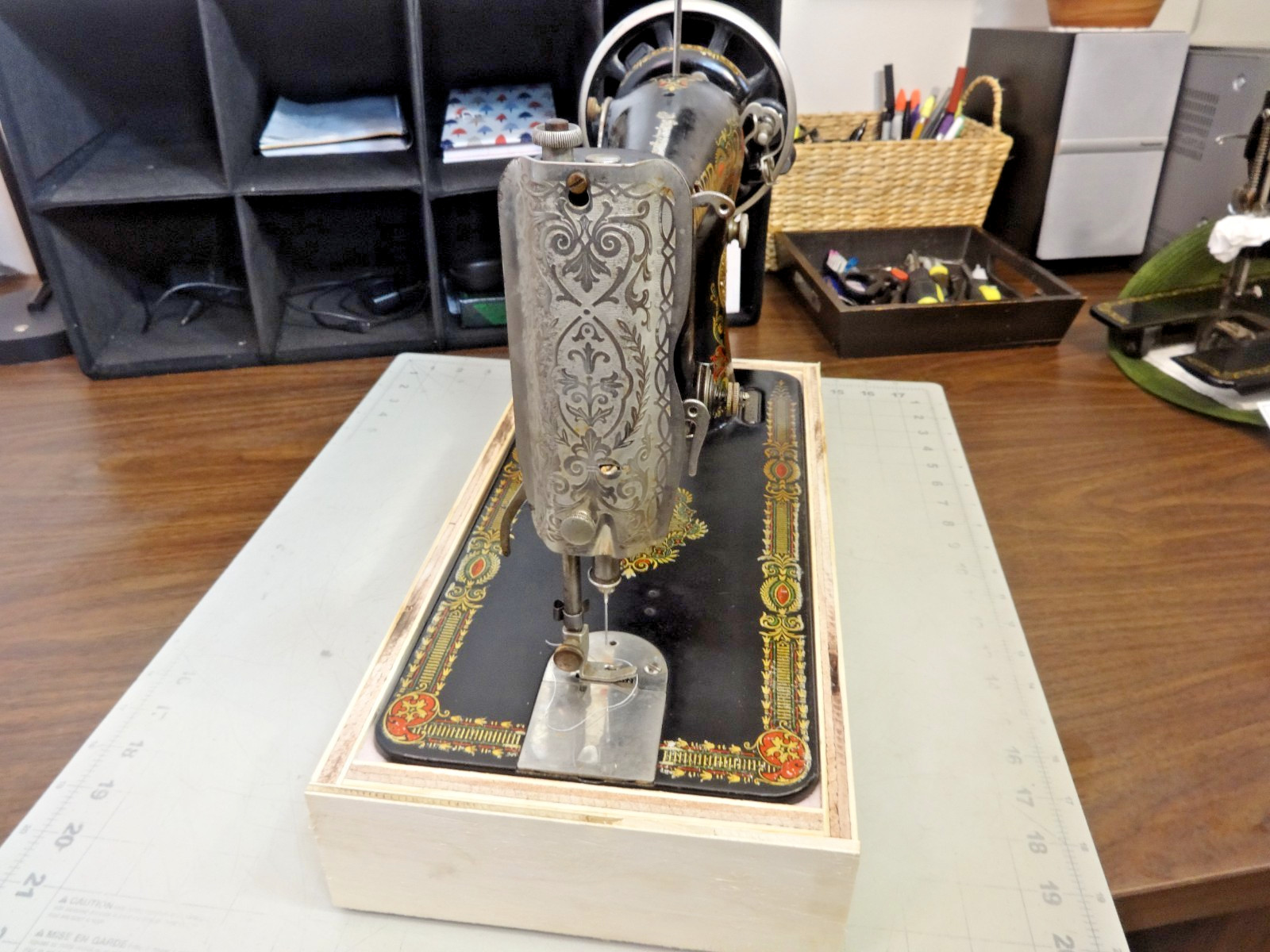 SERVICED - 1923 SINGER 66 REDEYE Sewing Machine w/Hand Crank - Leather, Denim