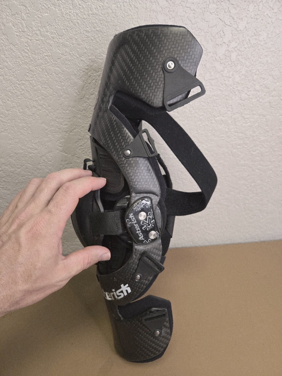 Asterisk Carbon Cell 1. left Knee. Slimmest, Lightest Knee Brace size Large