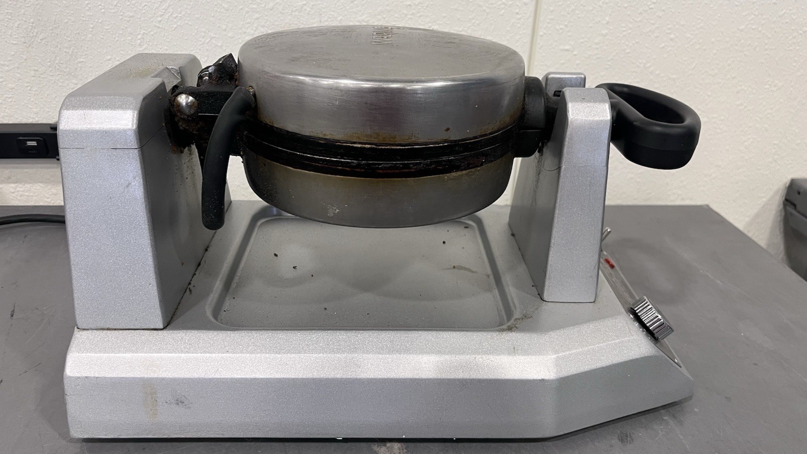 WARING COMMERCIAL BELGIAN WAFFLE MAKER WW180X *READ