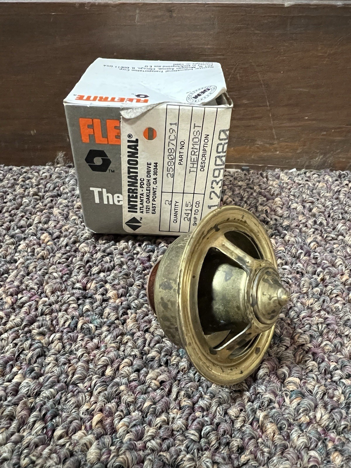 New Genuine International 258087C91 Navistar Diesel Engine Thermostat 180 Degree