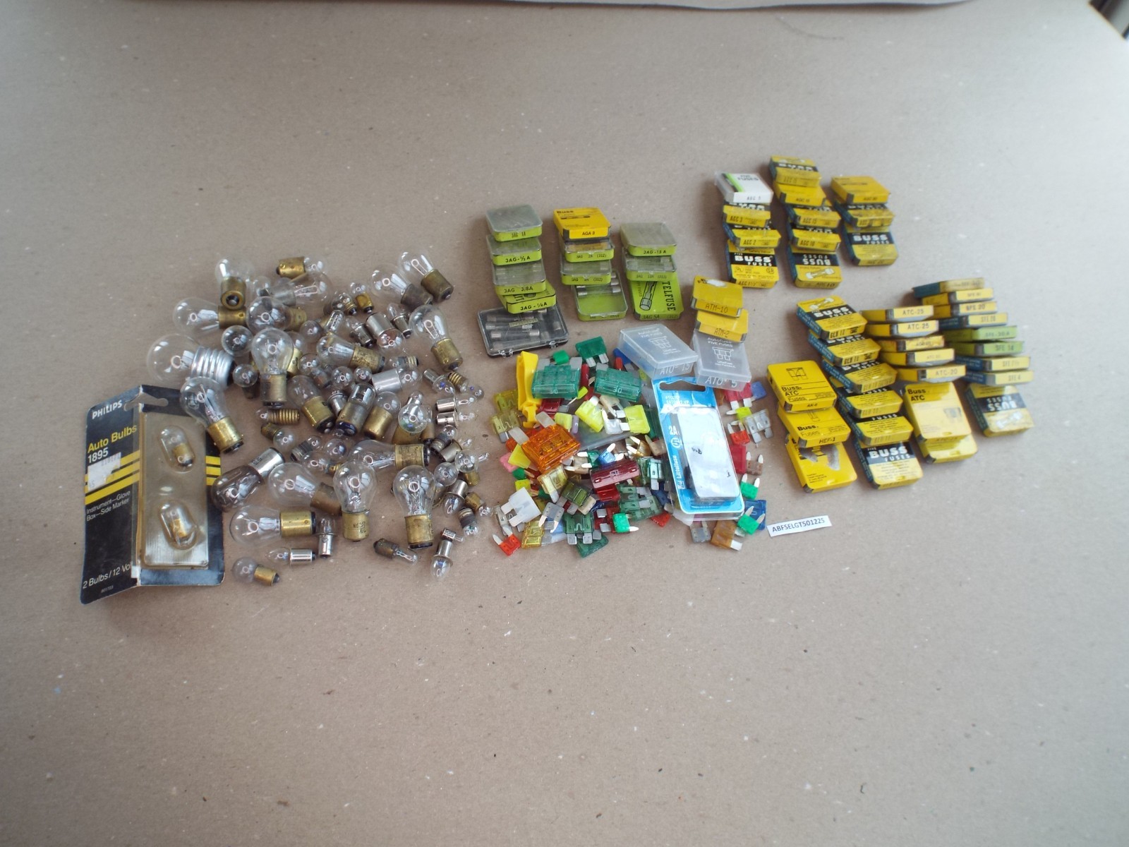 Buss Fuses Tins 1/4 - 30 A, Blade 5 - 50 A & Auto Bulbs Various Types - (Read)