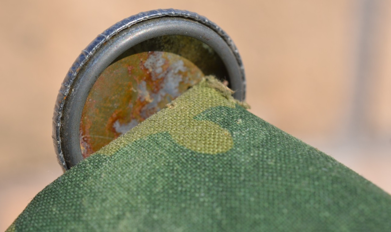 EARLY US ARMY M1 HELMET VIETNAM WAR VINTAGE CAMOUFLAGE COVER & PEACE PIN BUTTON