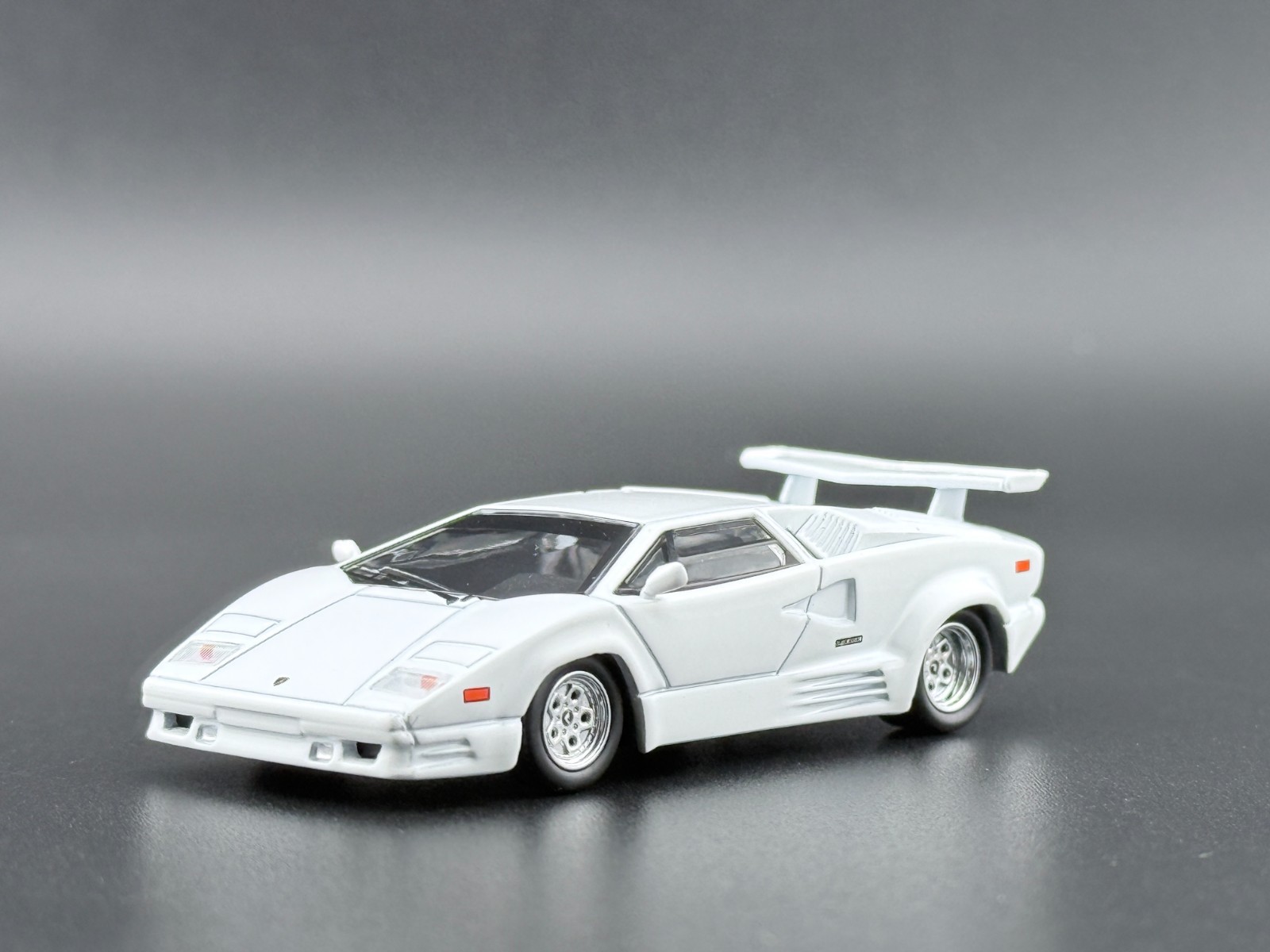 Mini GT Lamborghini Countach 25th Anniversary White #1134 1/64