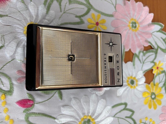 VINTAGE OLD TRANSISTOR RADIO MODEL TR 690 , COMPLETE IN BOX - STUNNING