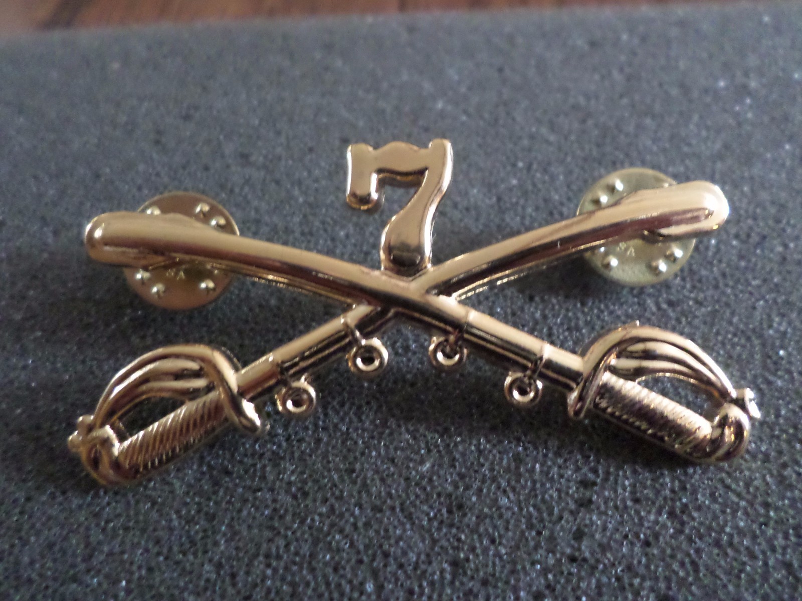 U.S MILITARY 7th CAVALRY METAL HAT BADGE PIN CROSSED SABERS SWORDS GEORGE CUSTER
